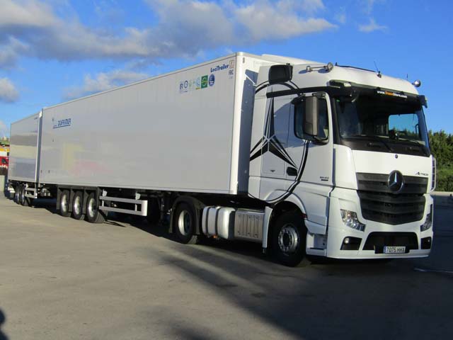 Este Mercedes Benz Actros de 60 toneladas y dos remolques pertenece al transportista Disfrimur.
